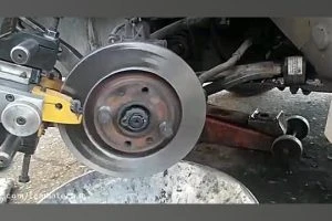 تاب‌گیری دیسک ترمز یکی از مهم‌ترین مراحل در تعمیرات سیستم ترمز خودرو است که به کمک دستگاه دیسک تراش تیماتک به راحتی انجام می‌شود.