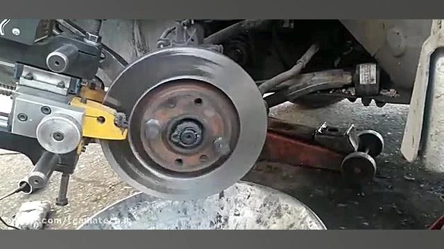 تاب‌گیری دیسک ترمز یکی از مهم‌ترین مراحل در تعمیرات سیستم ترمز خودرو است که به کمک دستگاه دیسک تراش تیماتک به راحتی انجام می‌شود.